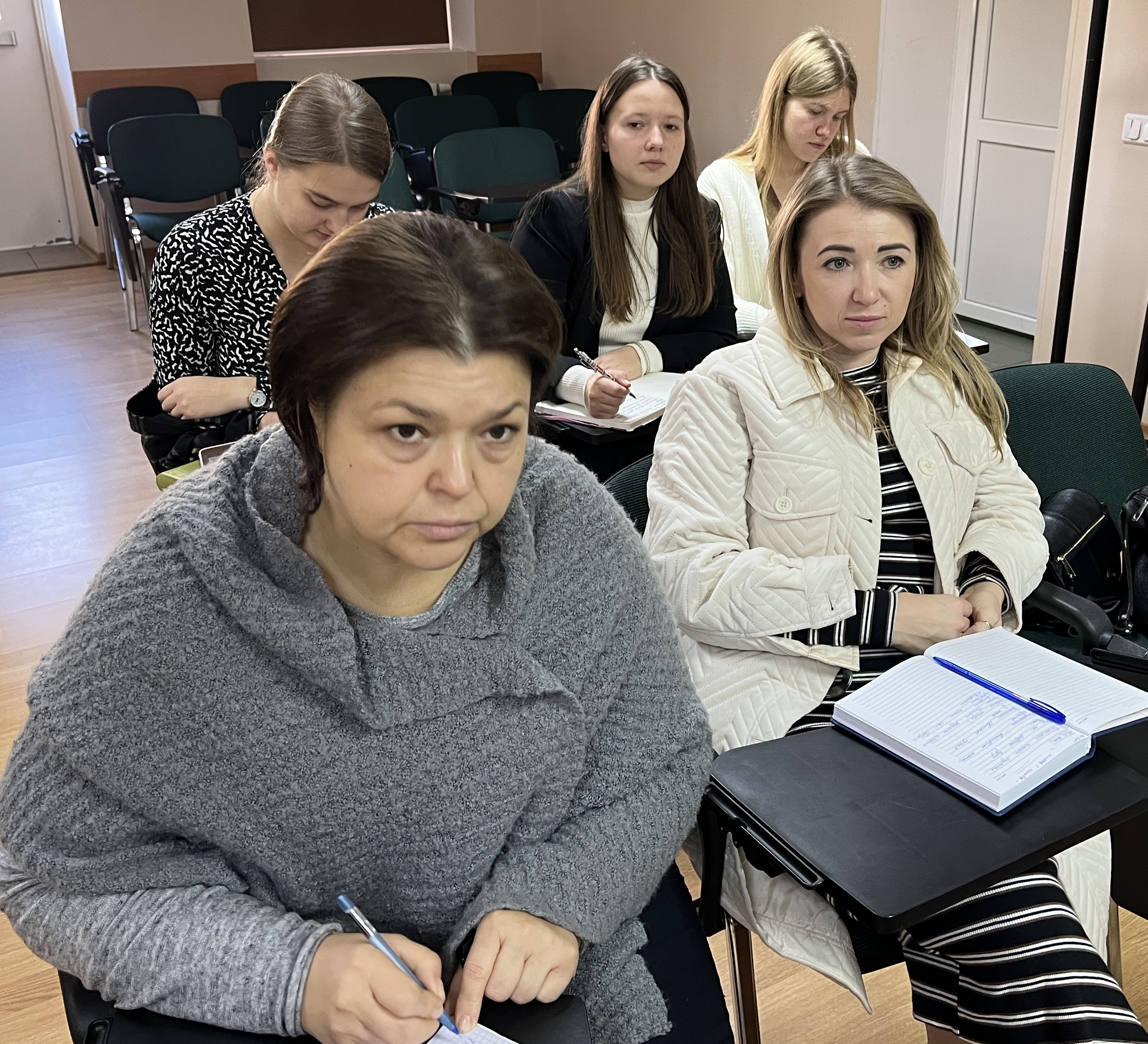 жіноче служіння