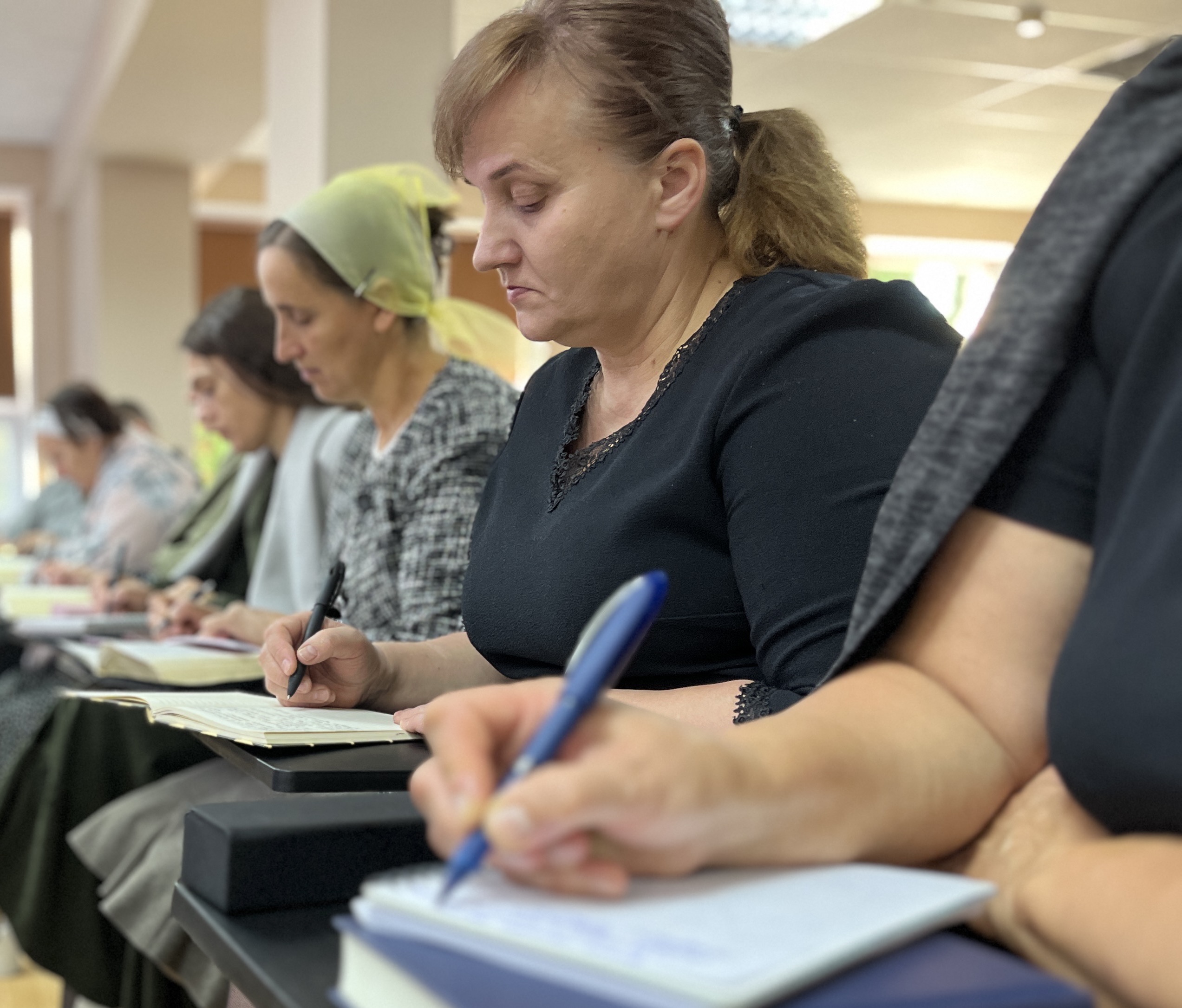 жіноче служіння