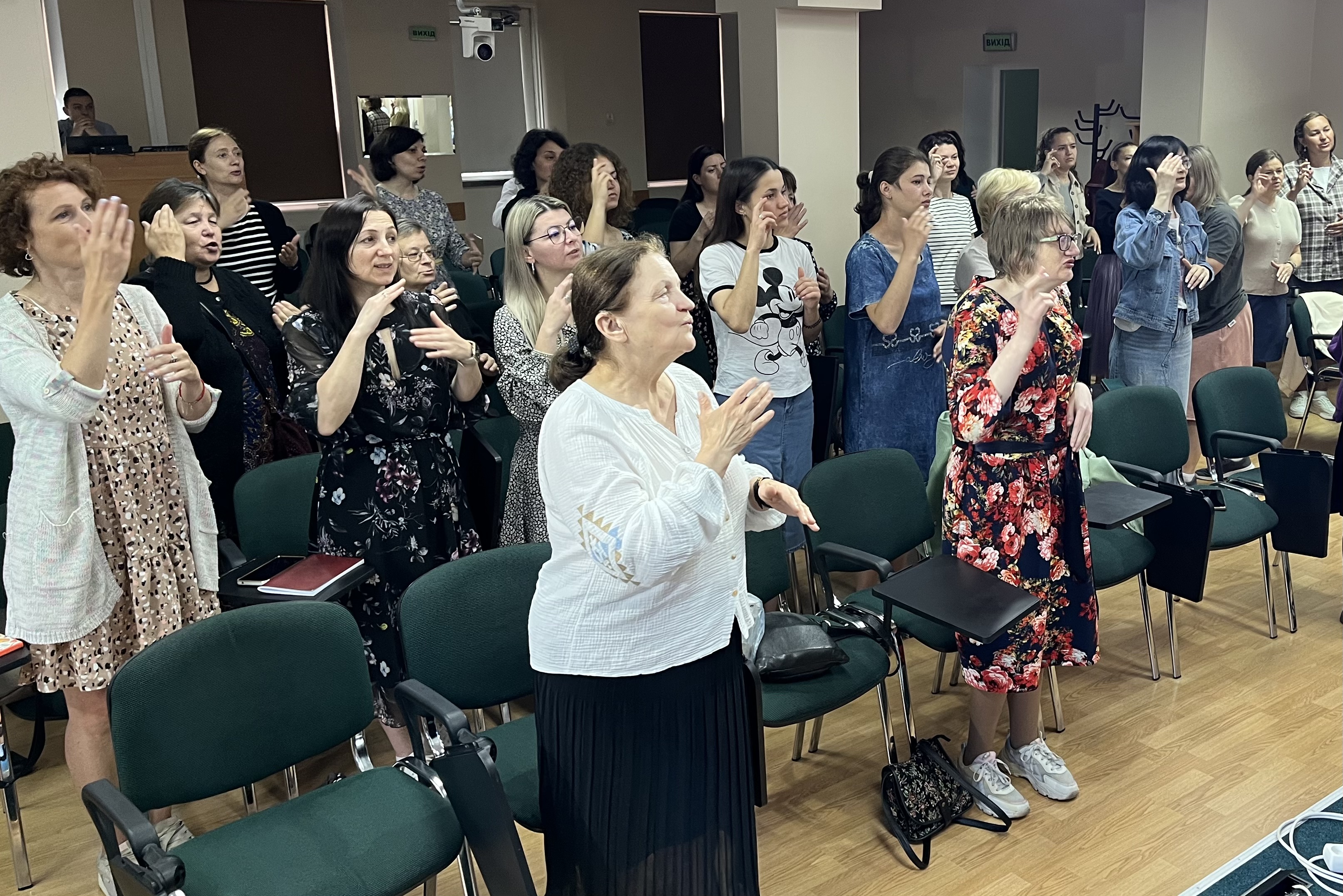 жіноча конференція глухих
