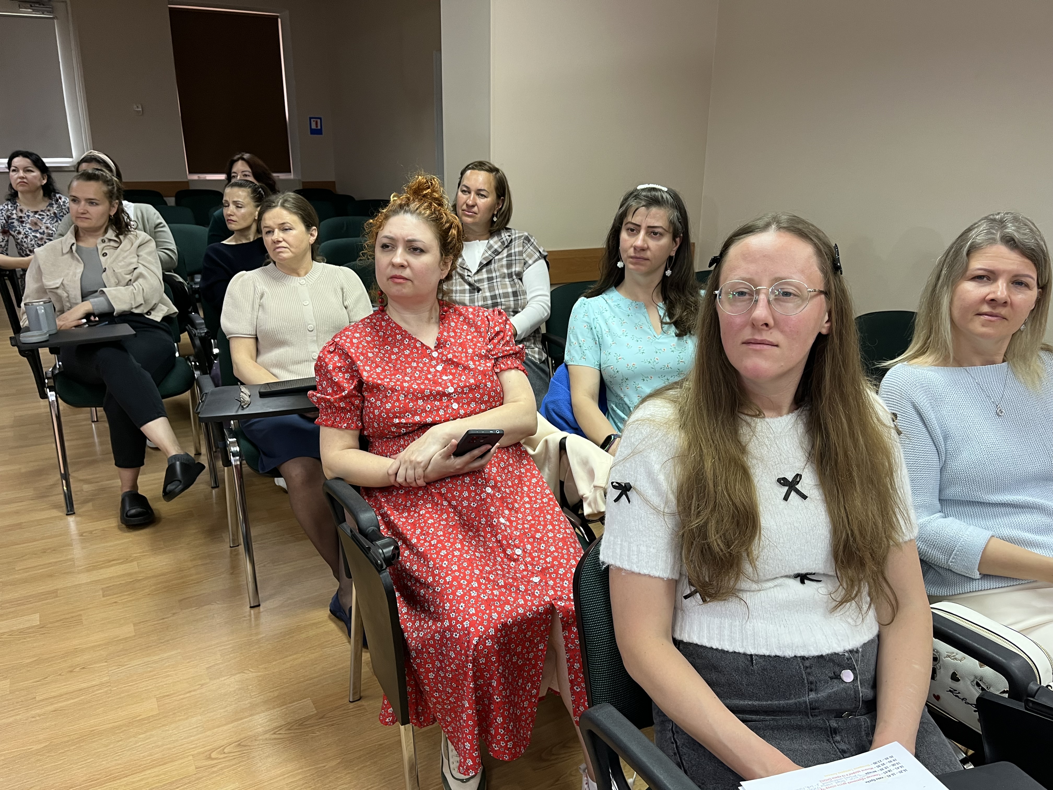 жіноча конференція глухих